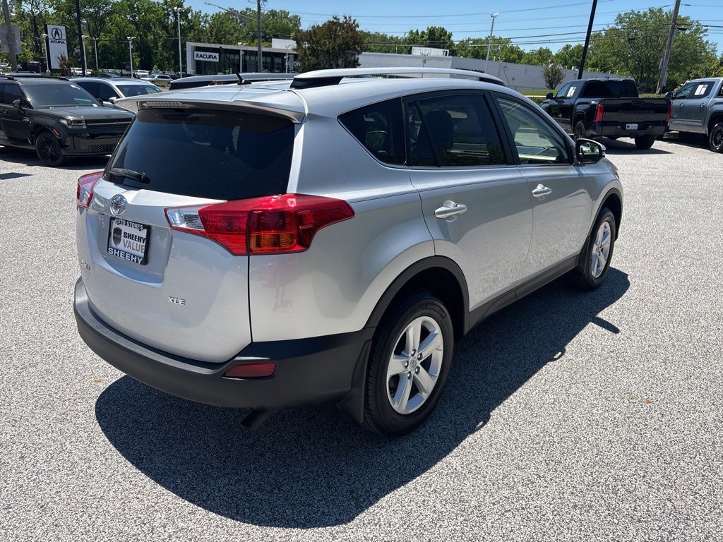 Used 2013 Silver Toyota XLE image 4