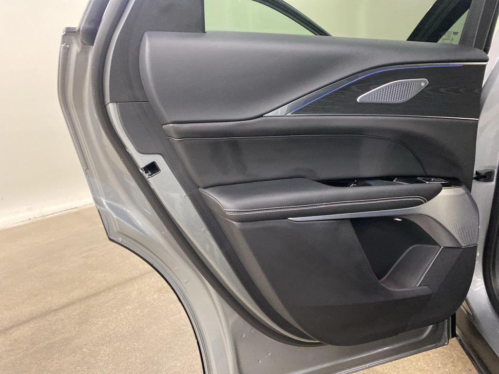2024 Cadillac LYRIQ Luxury photo