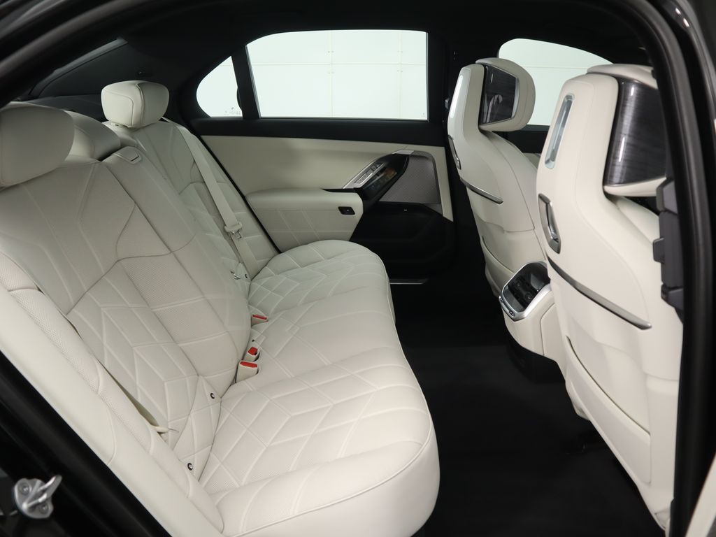 Thumbnail: 2025 BMW 7 Series - 23
