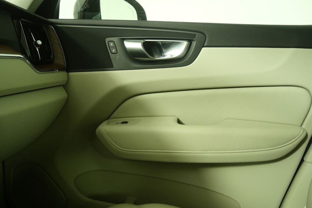 Thumbnail: 2021 Volvo XC60 - 25