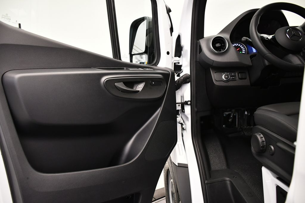 Thumbnail: 2025 Mercedes-Benz Sprinter - 22