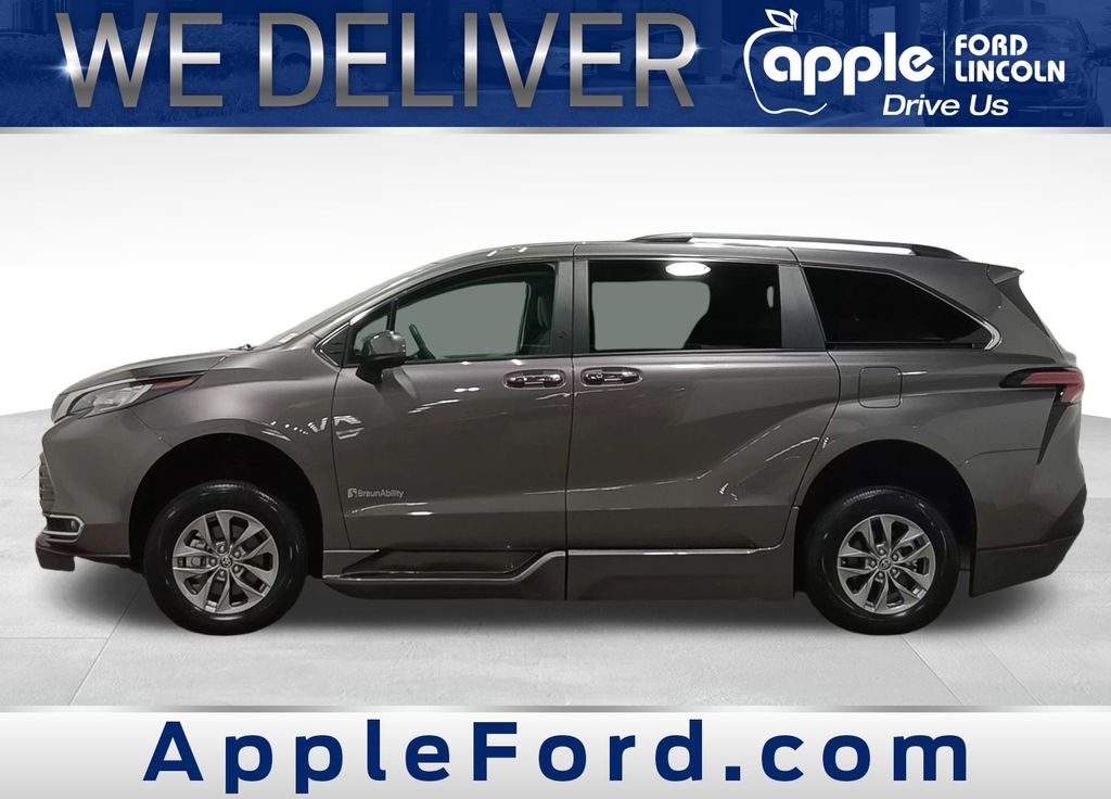 2022 Toyota Sienna XLE