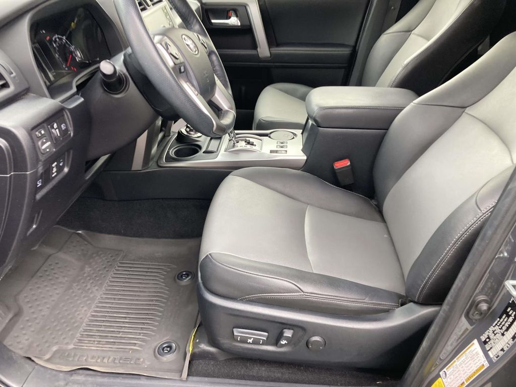 Used 2024  Toyota SR5 Premium image 12