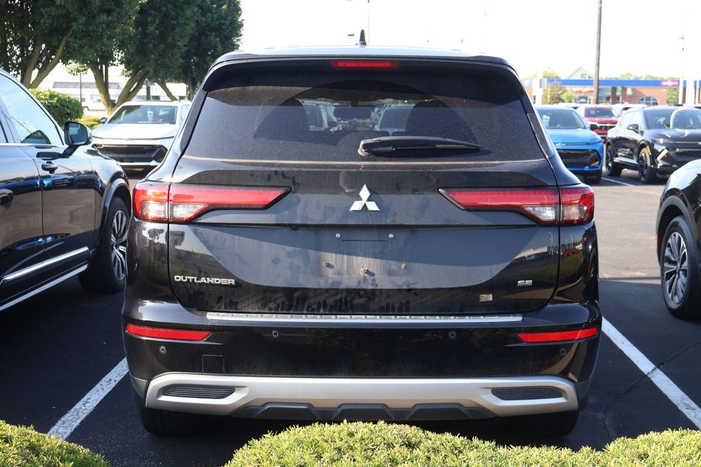 Thumbnail: 2023 Mitsubishi Outlander - 9