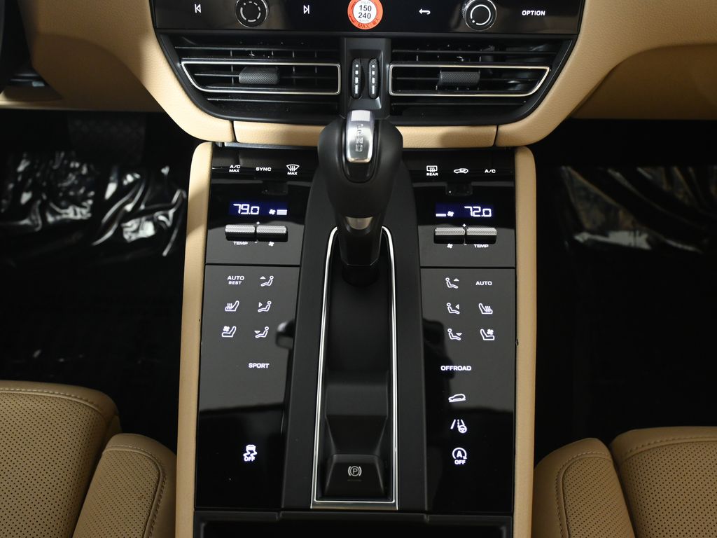 Thumbnail: 2025 Porsche Macan - 24