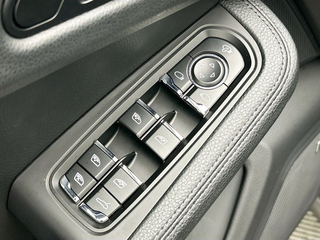 Thumbnail: 2025 Porsche Macan - 24