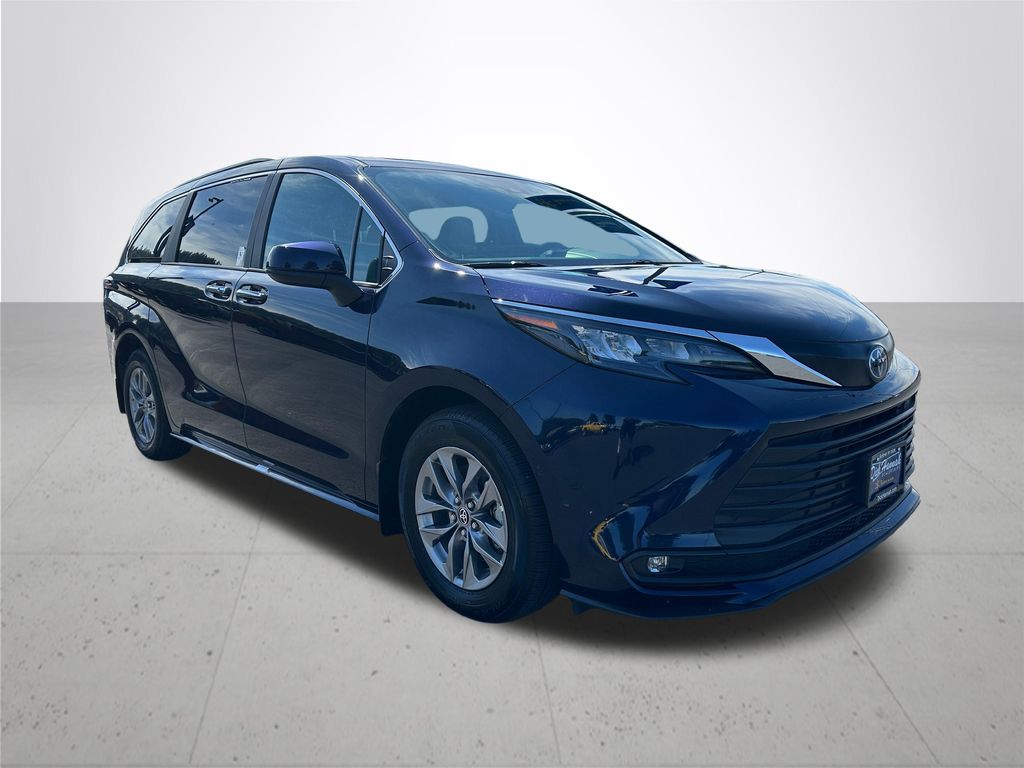 2025 Toyota Sienna XLE