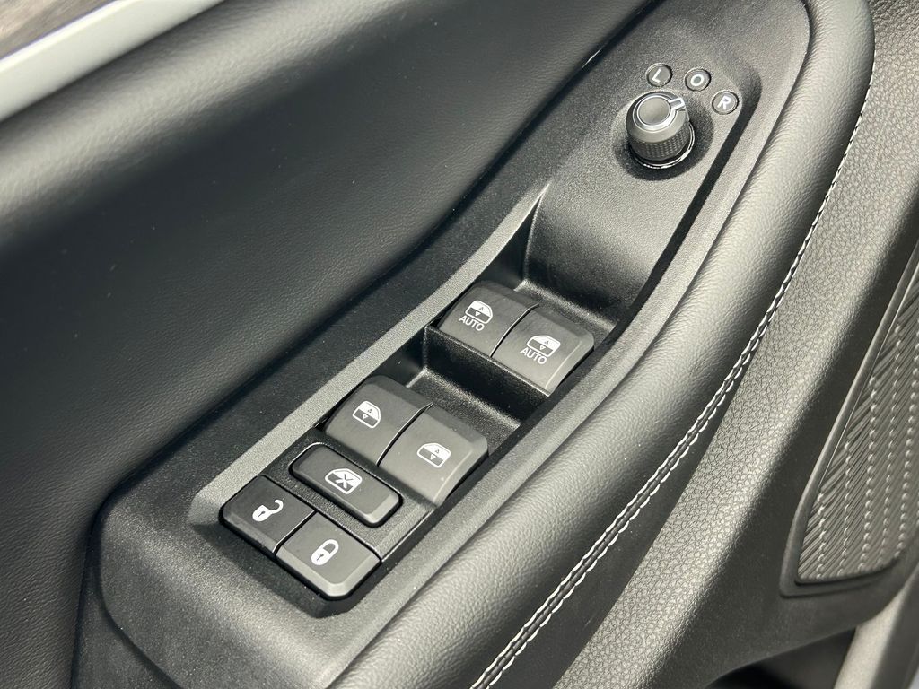 Used 2024 Diamond Black Crystal Pearlcoat Jeep Limited image 11