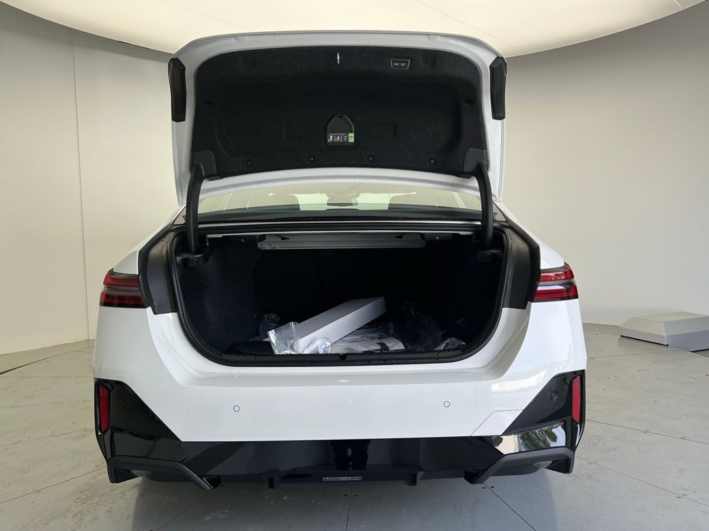 Thumbnail: 2026 BMW 5 Series - 5