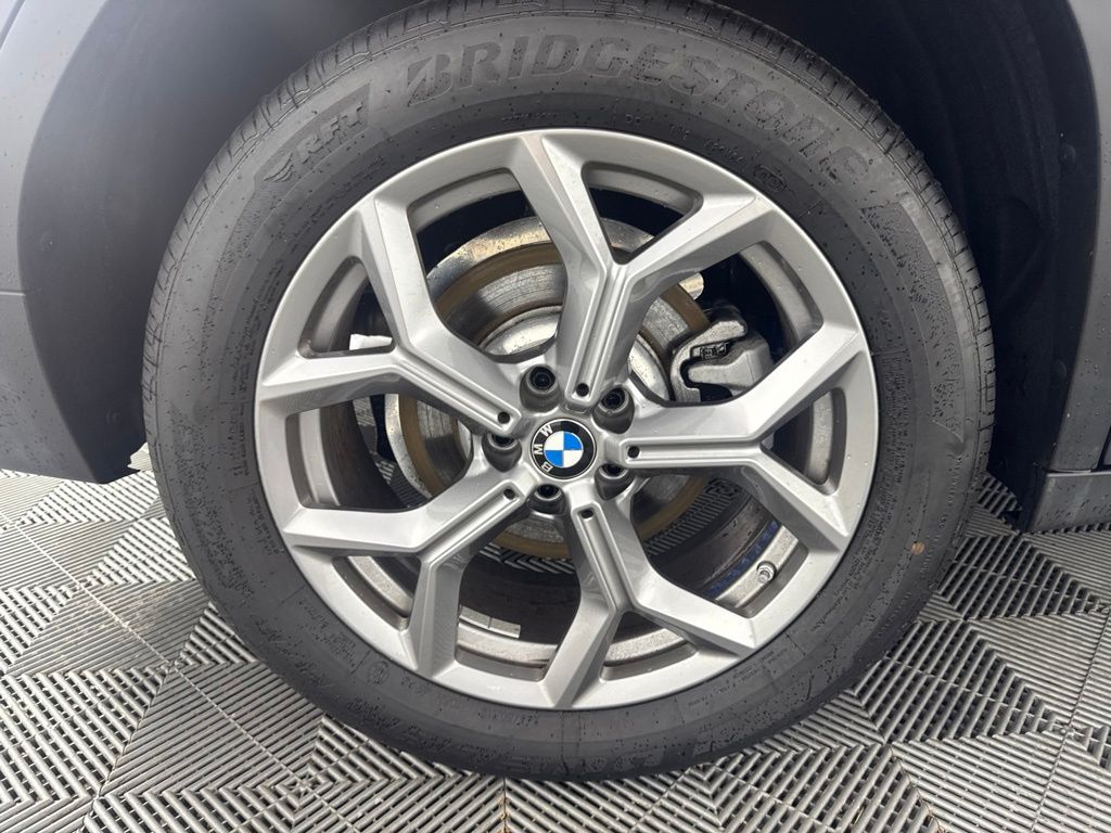 Thumbnail: 2025 BMW X4 - 12