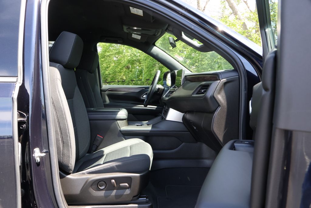 2021 Chevrolet Suburban LS 32