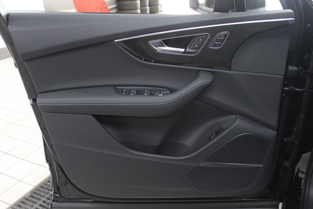 Thumbnail: 2026 Audi Q7 - 16