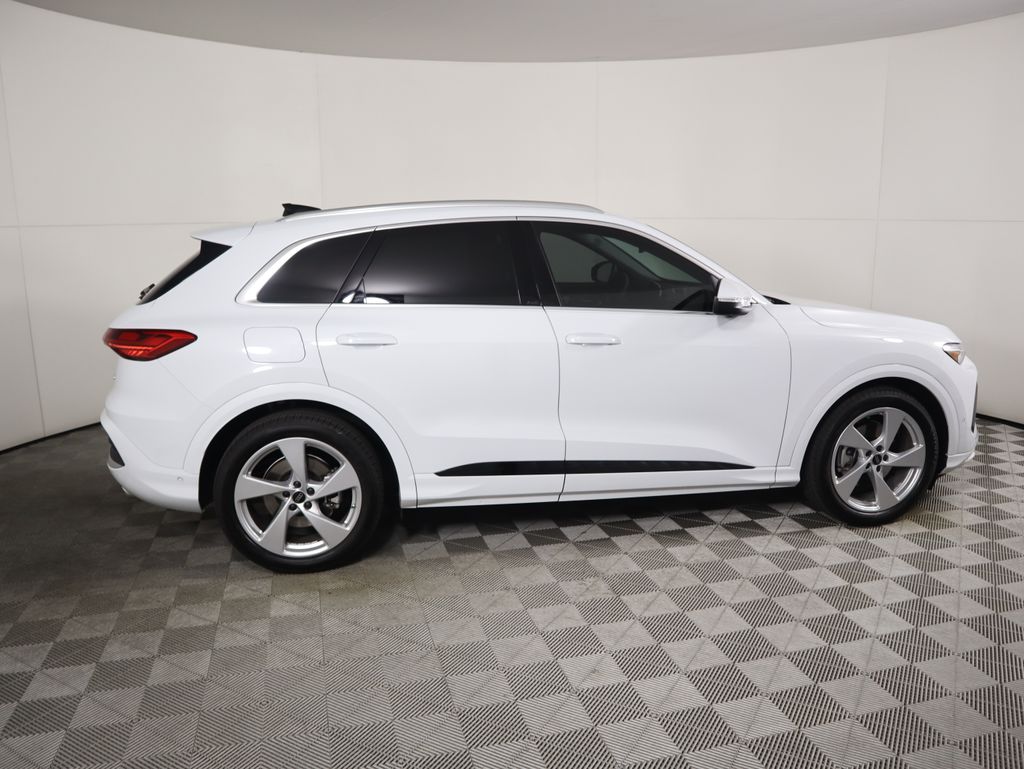 Thumbnail: 2025 Audi Q5 - 4