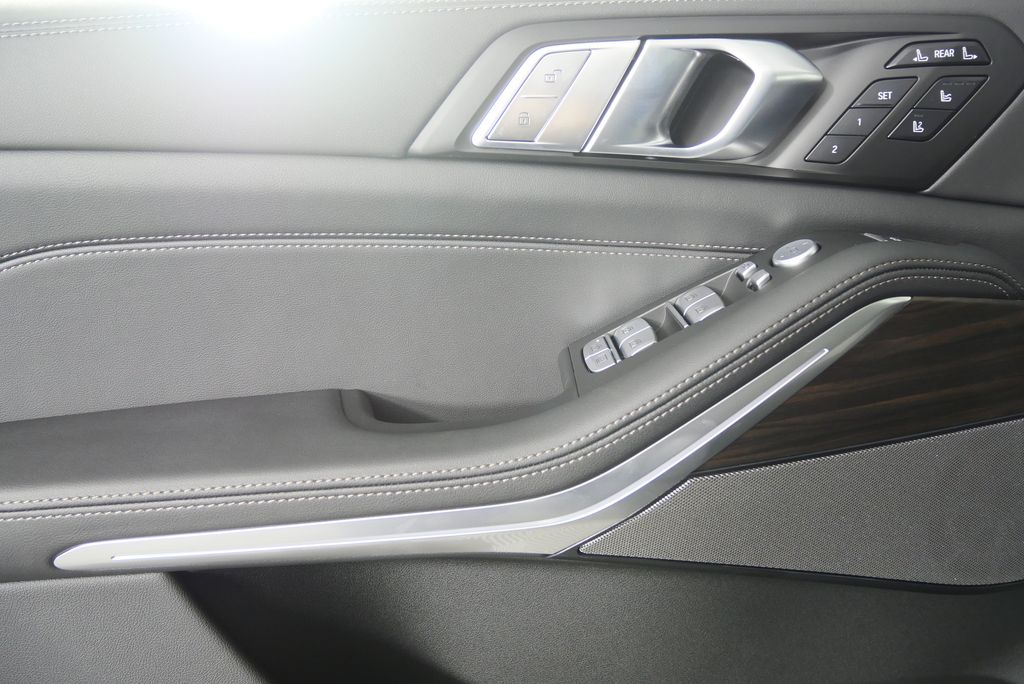 Thumbnail: 2026 BMW X7 - 9