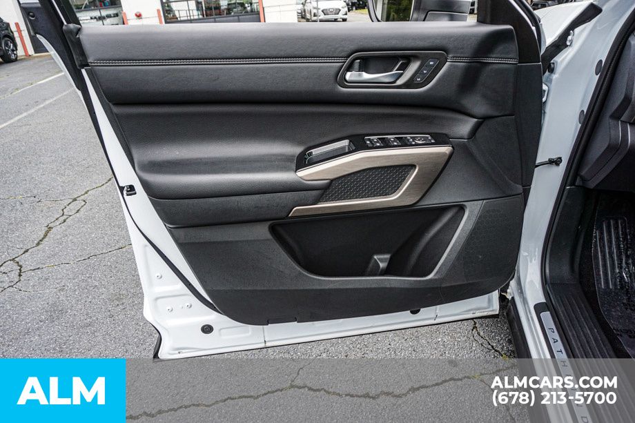 Used 2025 White Nissan Platinum image 48