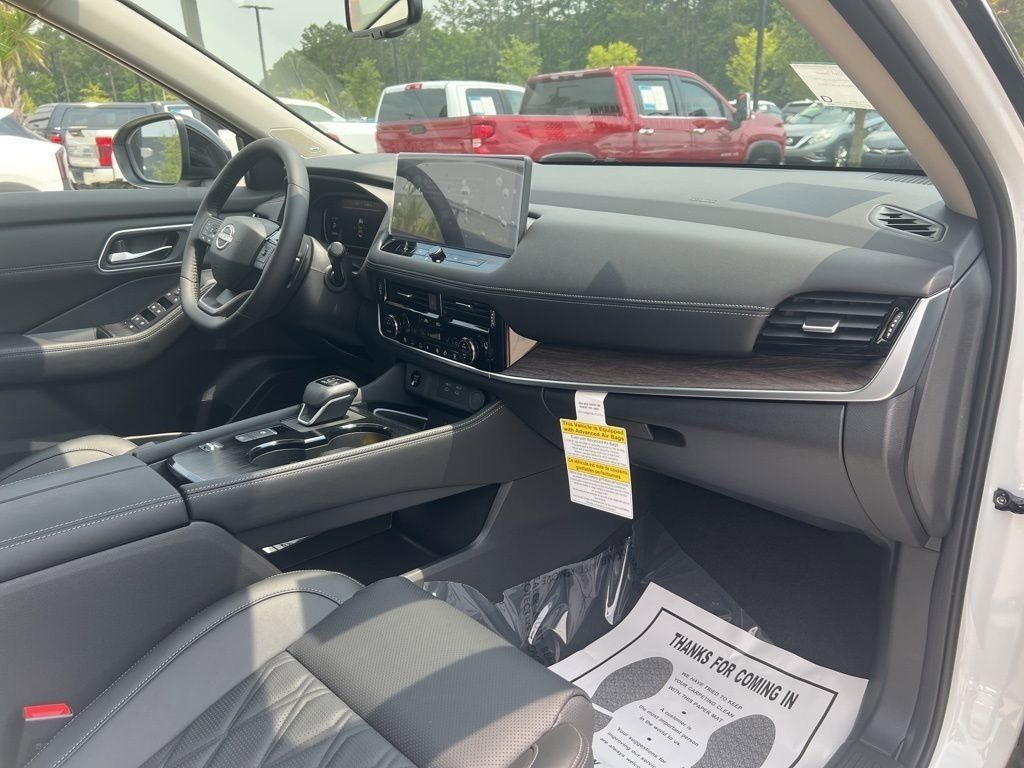 2025 Everest White Pearl/Super Black Nissan Rogue Platinum FWD SUV