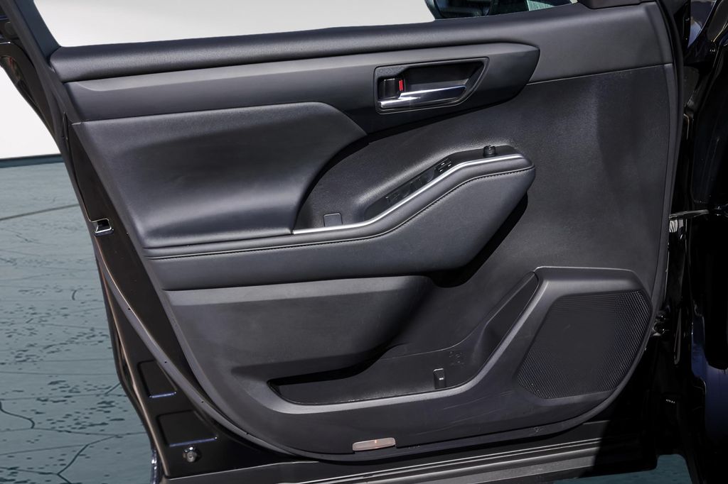 Used Car 2023 Toyota Highlander  Xle For Sale Under $35,000 In Austin, Texas