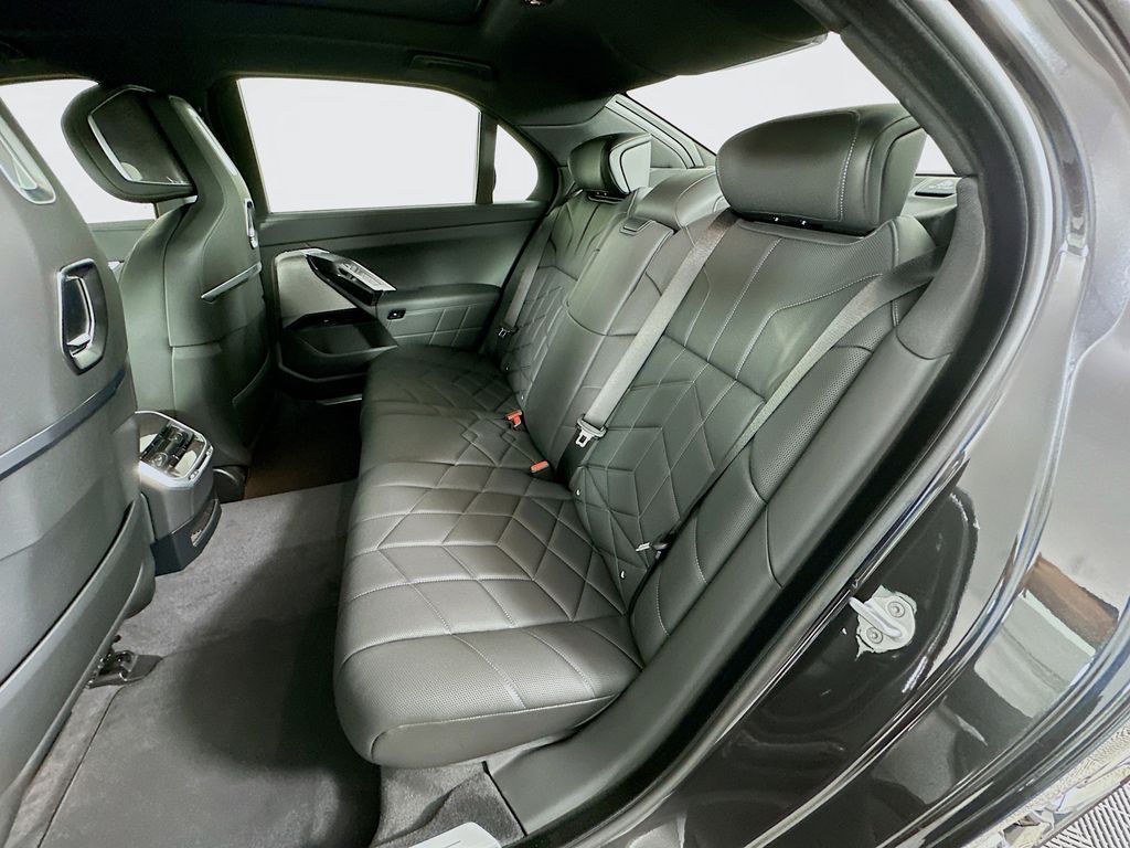 Thumbnail: 2026 BMW i7 - 17