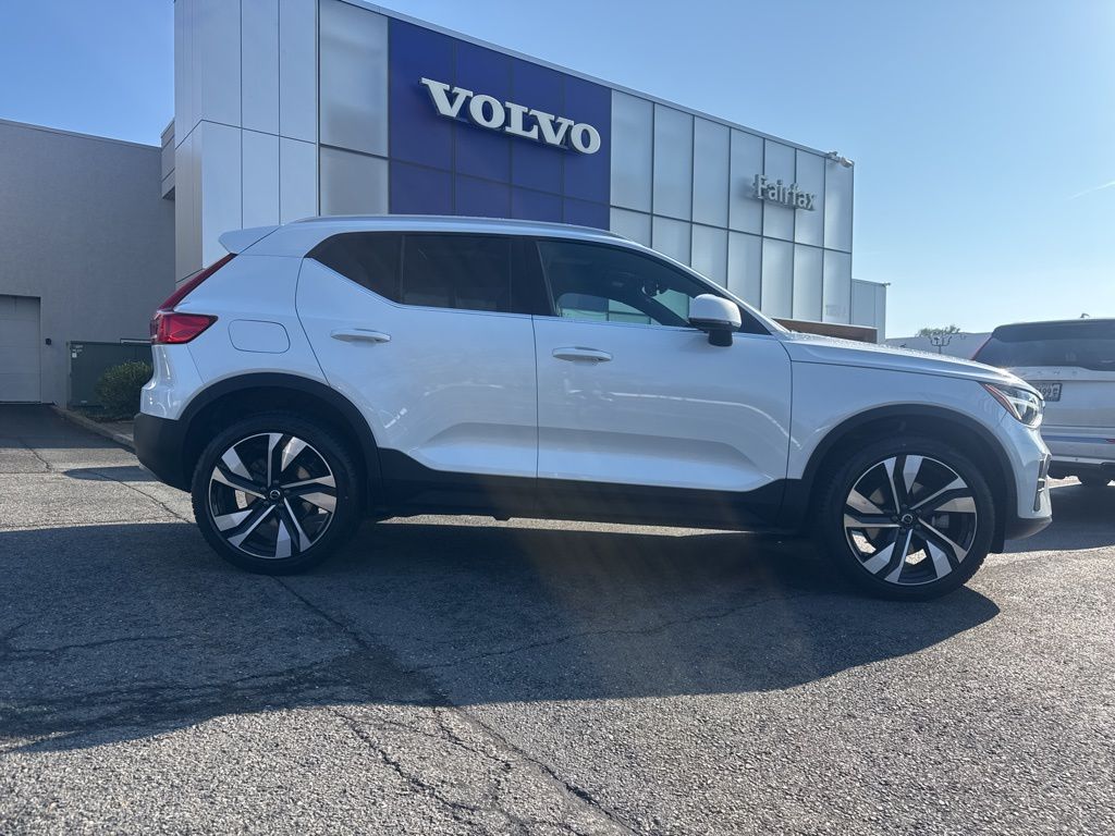 2025 Volvo XC40 B5 Core Bright Theme AWD