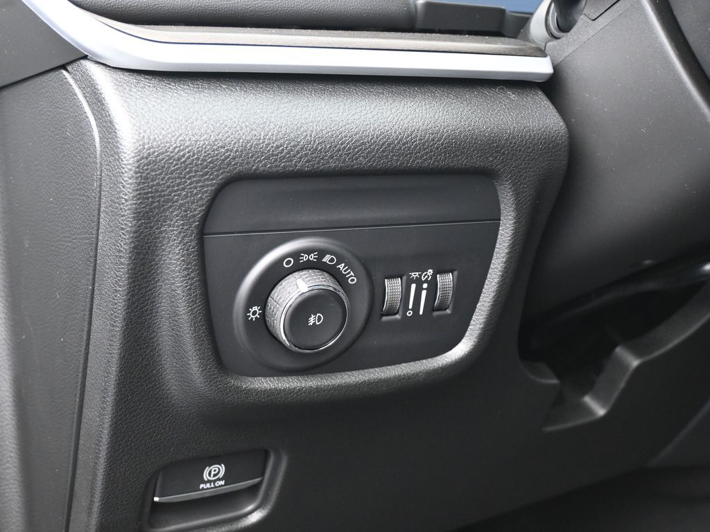 New 2026 Diamond Black Crystal Pearlcoat Jeep Limited image 15