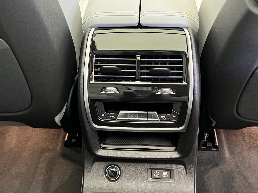 Thumbnail: 2026 BMW X7 - 10