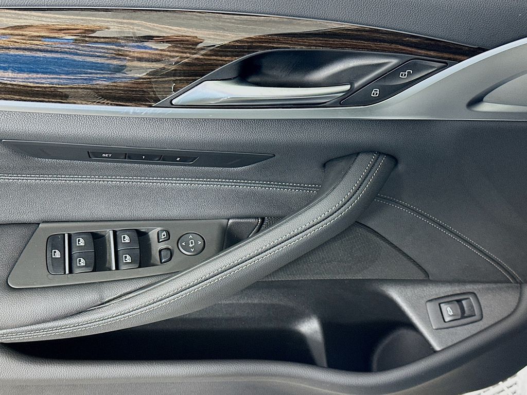 Thumbnail: 2023 BMW 5 Series - 18