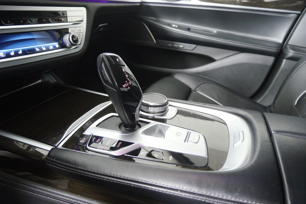 Thumbnail: 2022 BMW 7 Series - 24