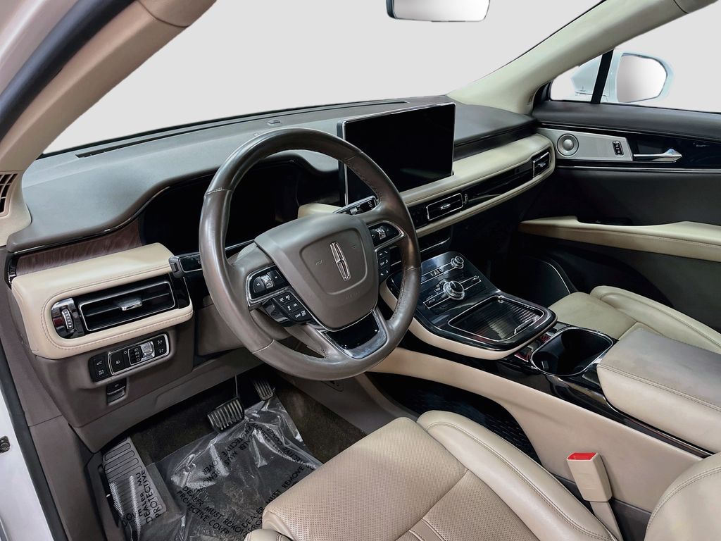 Used 2023 White Metallic Lincoln Reserve image 9