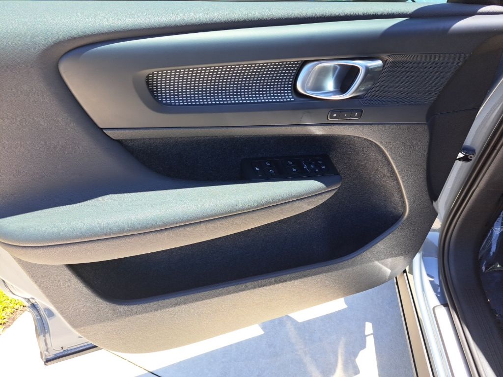 2023 Volvo XC40 Plus - Photo 15