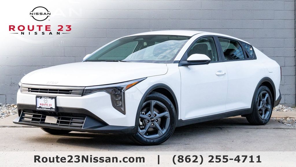 Snow White Pearl 2025 Kia K4 LXS FWD Sedan Front-Wheel Drive Continuously Variable Transmission