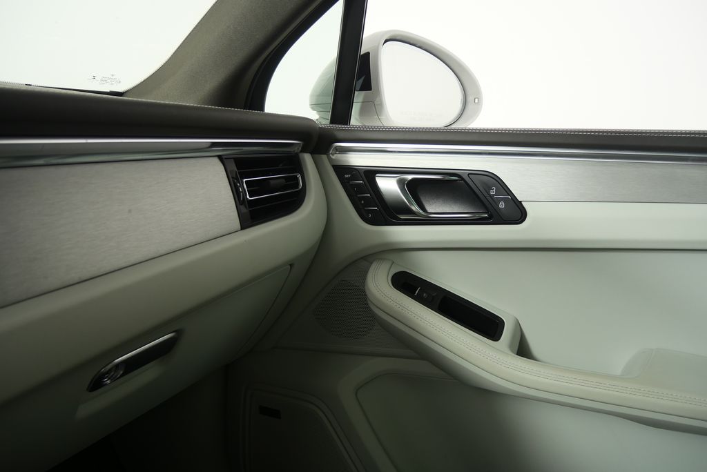 Thumbnail: 2021 Porsche Macan - 29