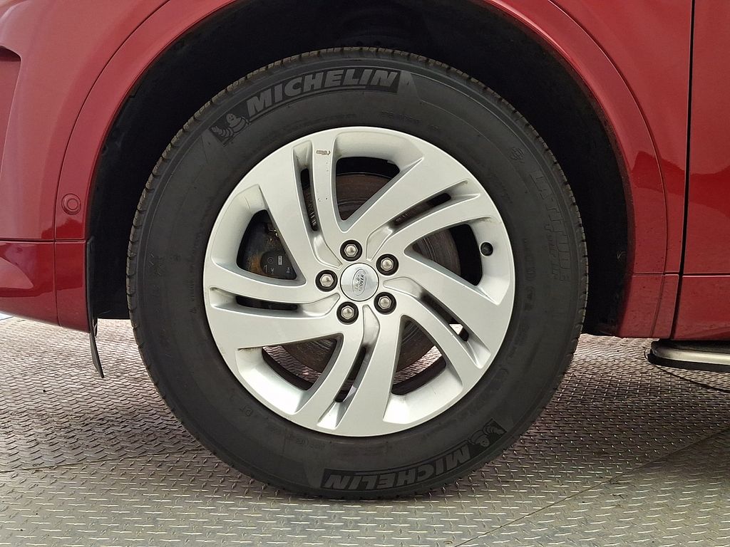 Thumbnail: 2025 Land Rover Discovery Sport - 8