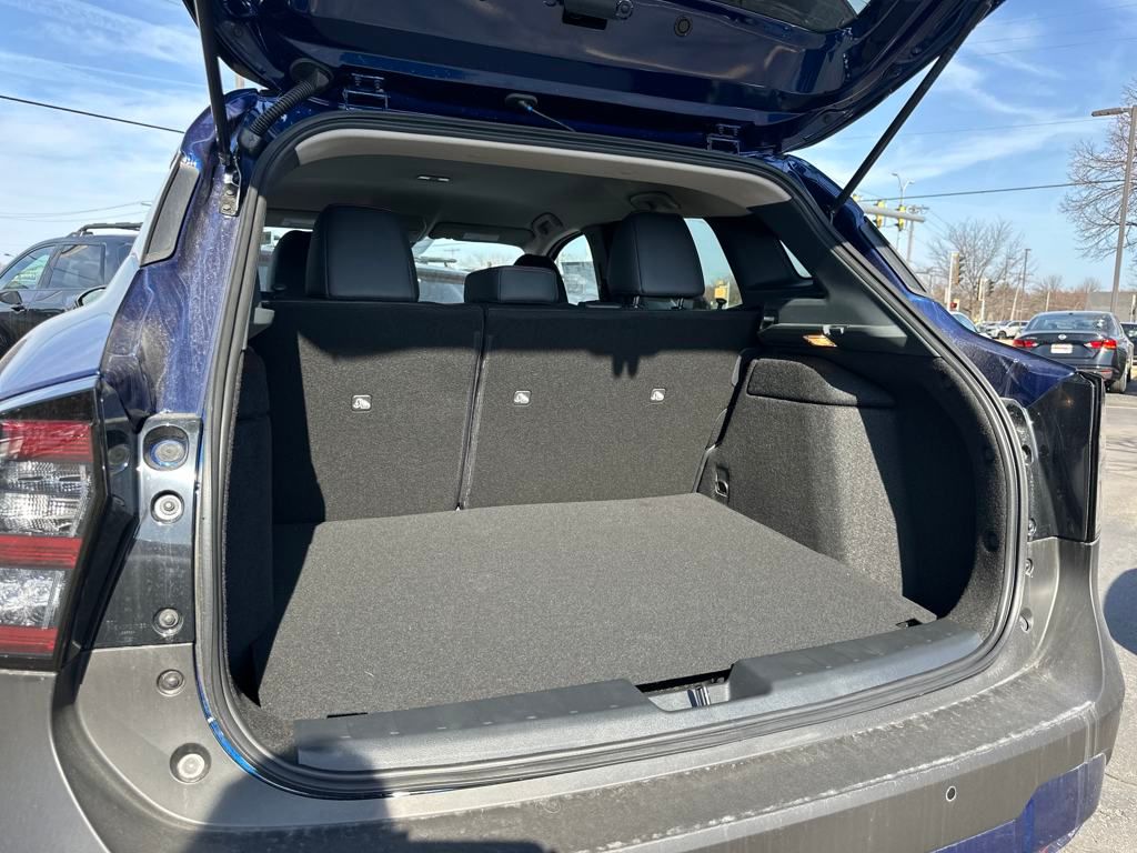 2025 Nissan Kicks SR photo