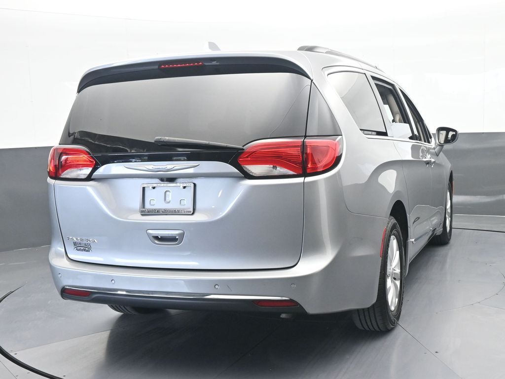 Used 2017 Billet Silver Metallic Clearcoat Chrysler Touring L image 5