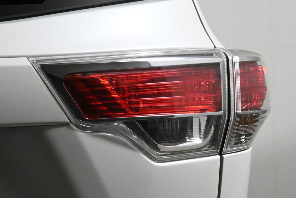 Thumbnail: 2016 Toyota Highlander - 14