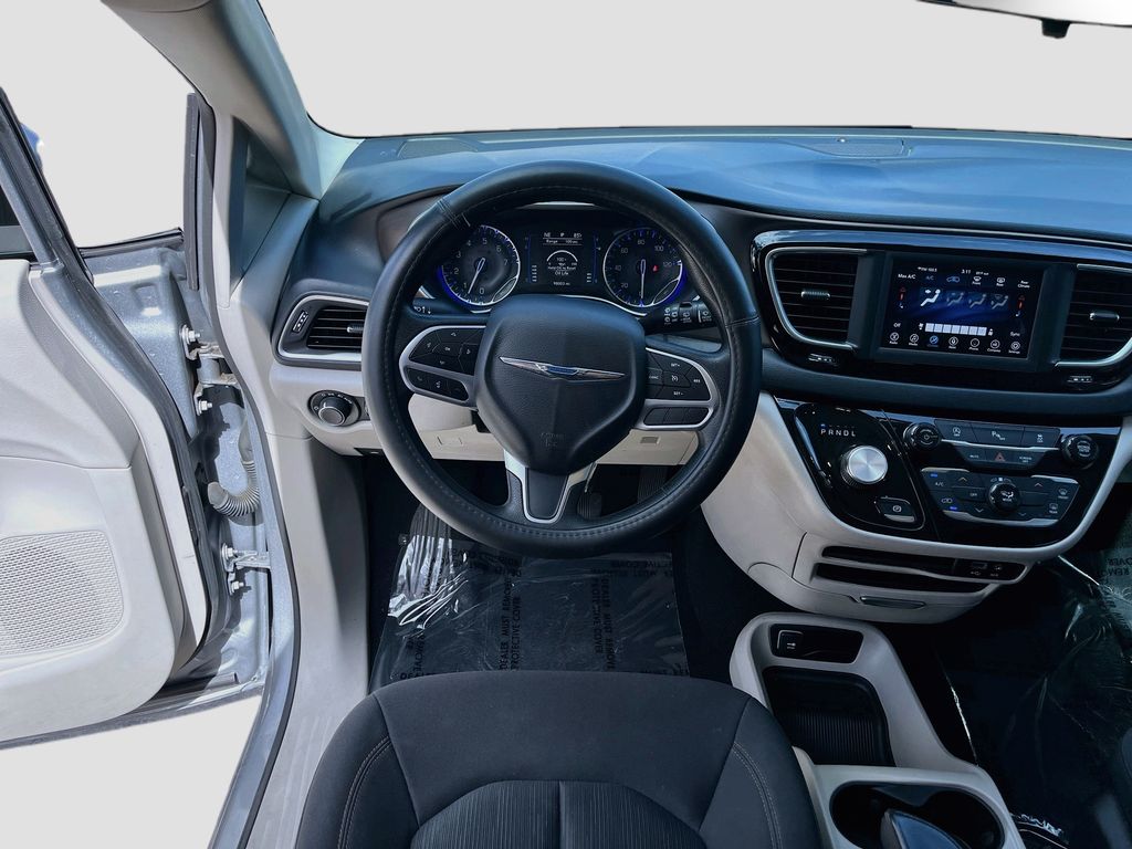 Used 2019 Silver Chrysler LX image 21