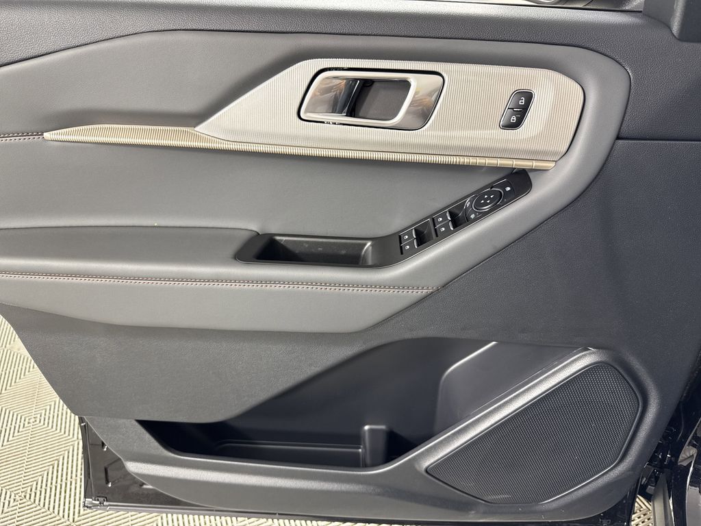 2025 Ford Explorer photo 15