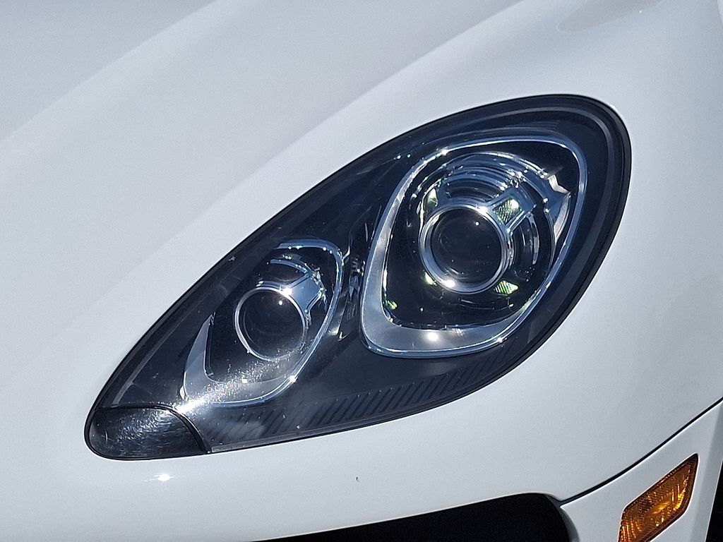 2015 Porsche Macan Turbo 13