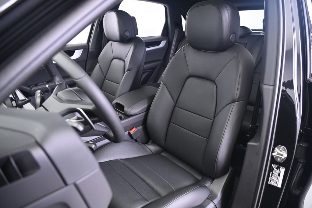 Thumbnail: 2025 Porsche Cayenne - 30