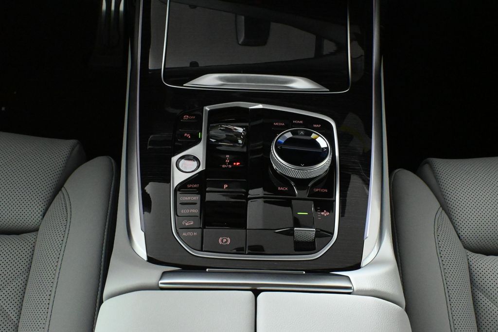 Thumbnail: 2027 BMW X7 - 24