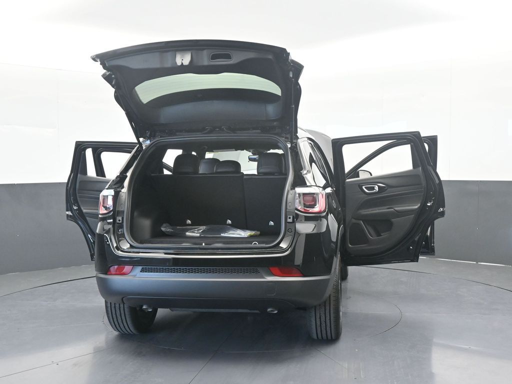 New 2026 diamond black crystal pearlcoat Jeep Latitude image 69