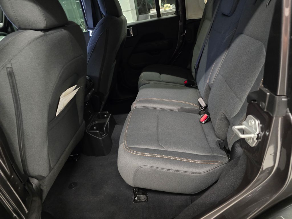 2025 Jeep Wrangler 4-Door Sahara - Photo 28
