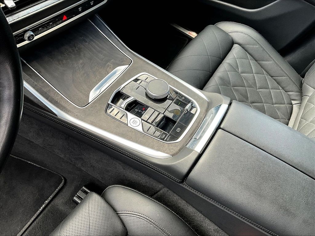 2025 BMW X7 — photo 21