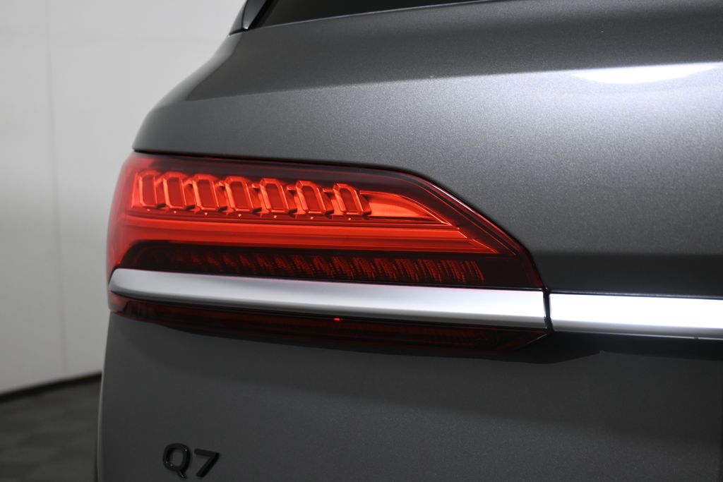 Thumbnail: 2025 Audi Q7 - 12