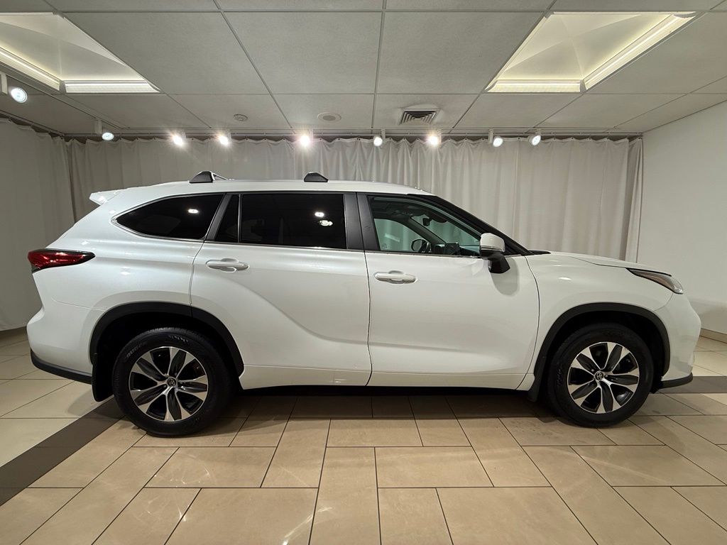 Thumbnail: 2023 Toyota Highlander - 6