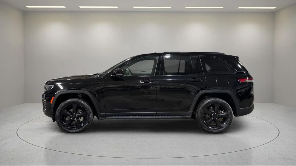 Used 2024 Diamond Black Crystal Pearlcoat Jeep Limited image 8