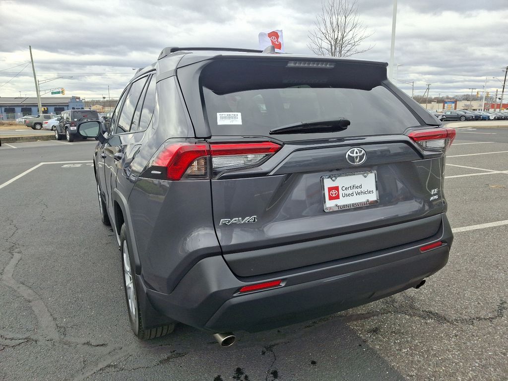 2021 Toyota RAV4 LE 4