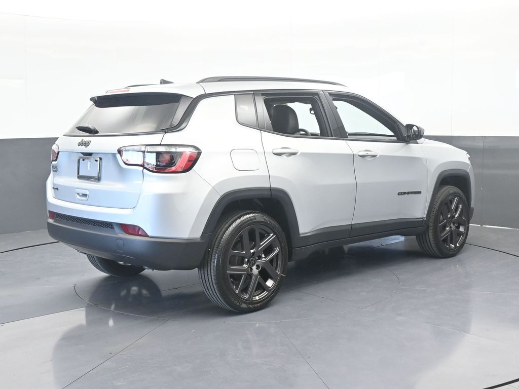 New 2026 silver zynith metallic clearcoat Jeep Latitude image 6