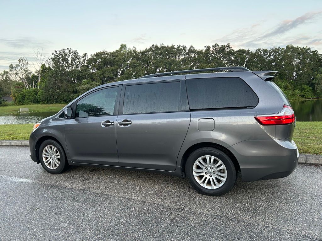 Thumbnail: 2017 Toyota Sienna - 3