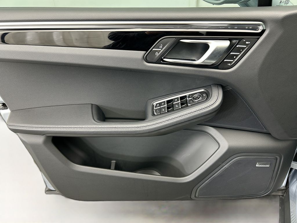 Thumbnail: 2026 Porsche Macan - 25